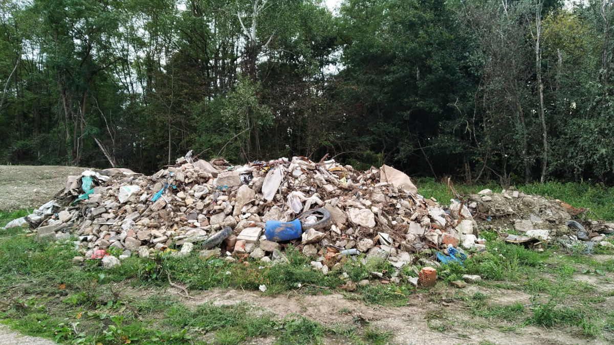 Les déchets excavés de l'ancienne décharge en septembre 2022