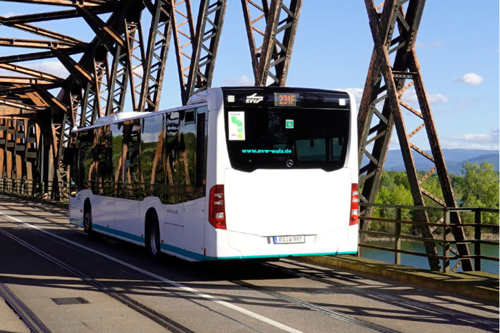le bus transfrontalier KVV de la ligne 231 sur le pont du Rhin